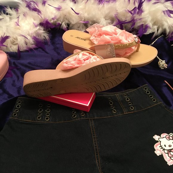 ADORABLE glass puff heart flip flops with added hello kitty details💖 - Picture 8 of 9